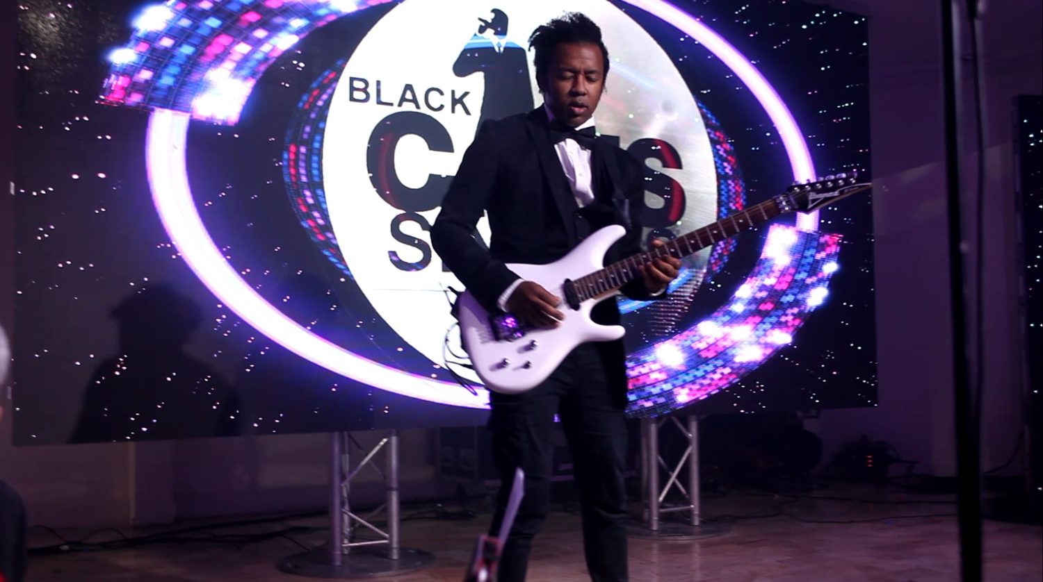 Chanteur guitariste devant un écran LED Black Cats Singers