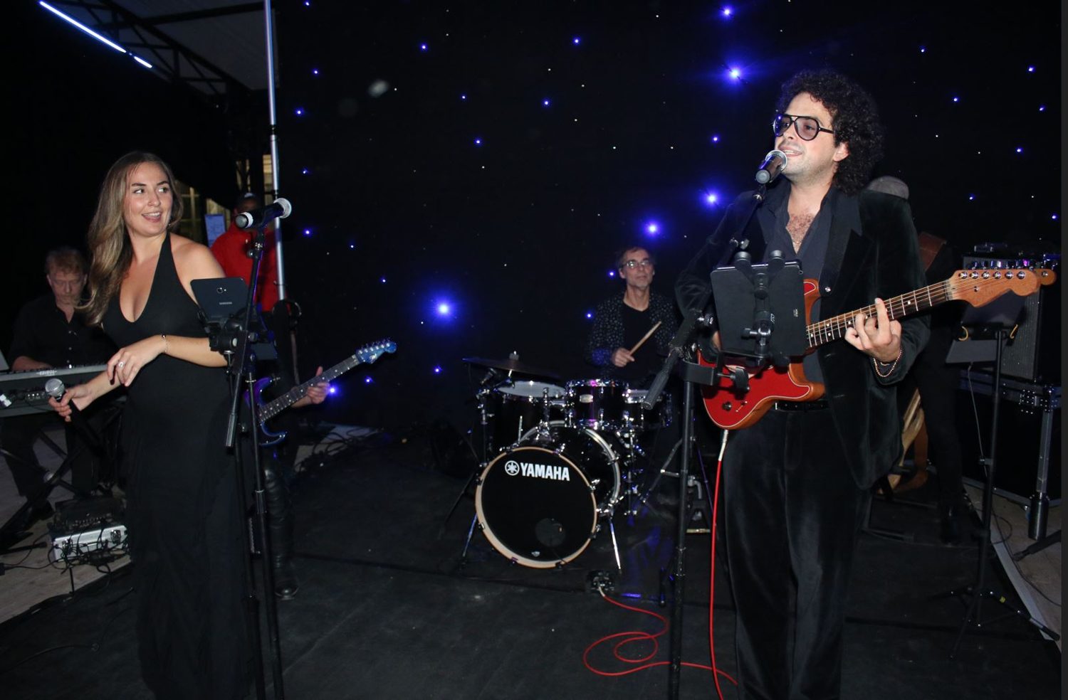 Duo de chanteurs et musiciens Black Cats Singers lors d'un événement
