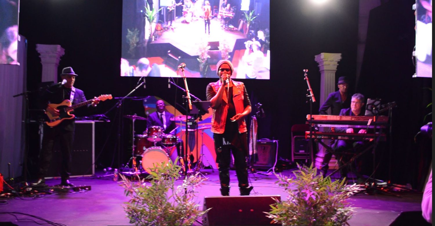 Groupe de musique live Black Cats Singers en pleine soirée à Paris