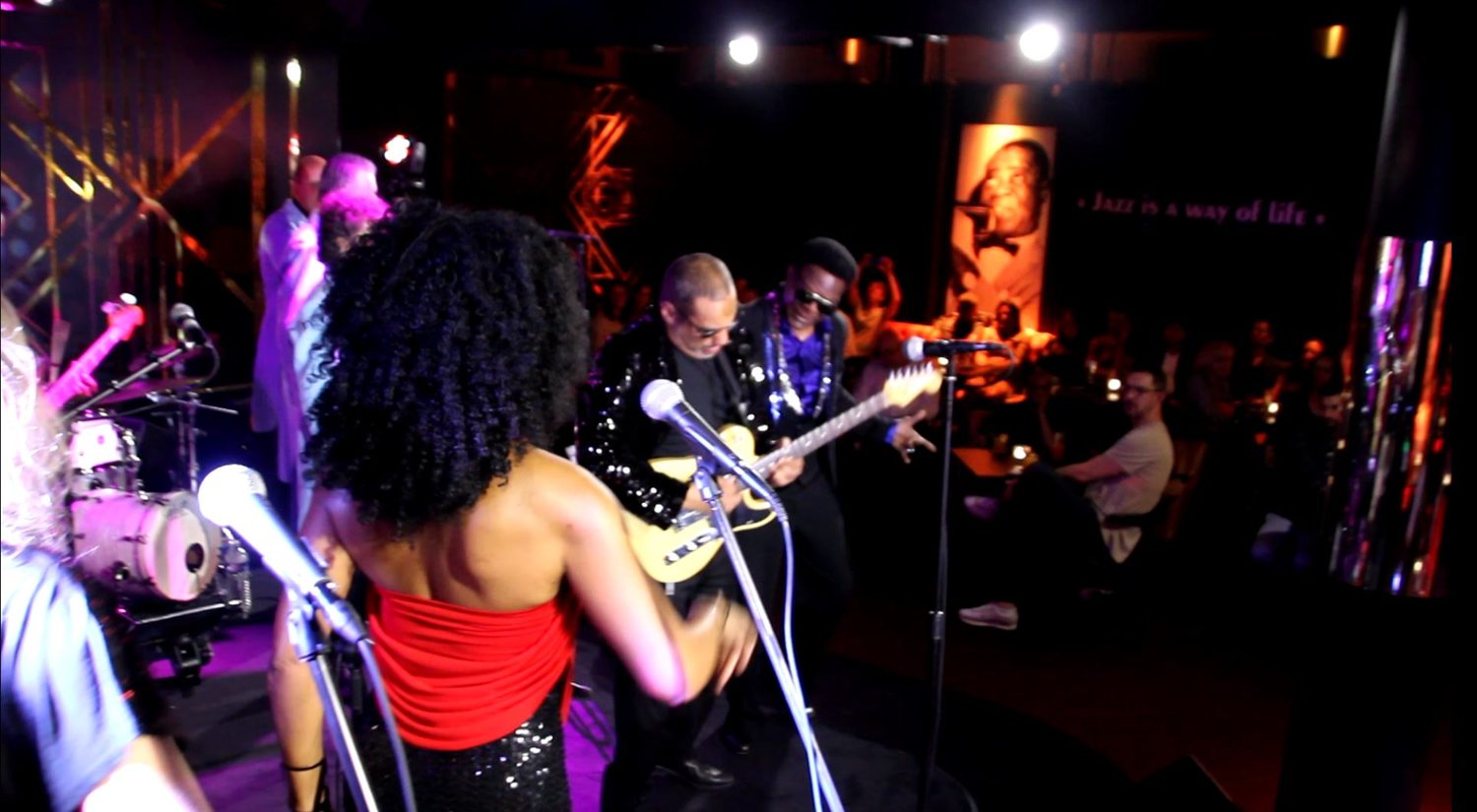 Black Cats Singers en concert live à Paris, chanteuse et guitariste sur scène