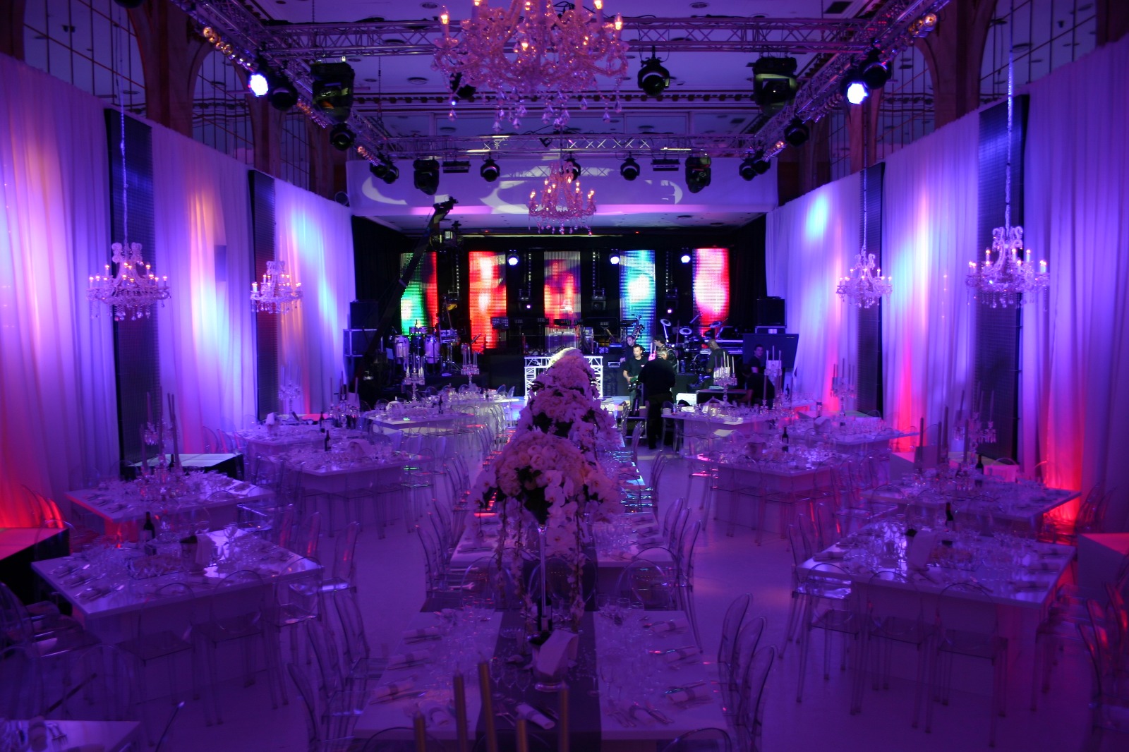 Salle de réception prestige avec scène pour une soirée événementielle en Île-de-France